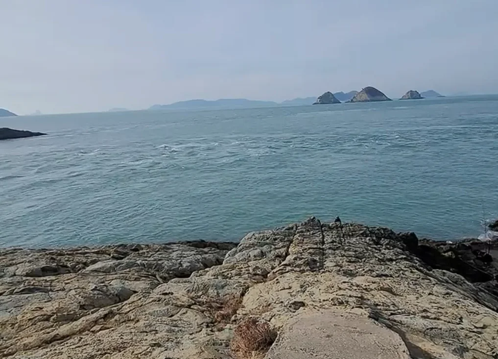 추자도 갯바위 위에서 바라본 바다와 수면 위 물살, 멀리 보이는 섬들