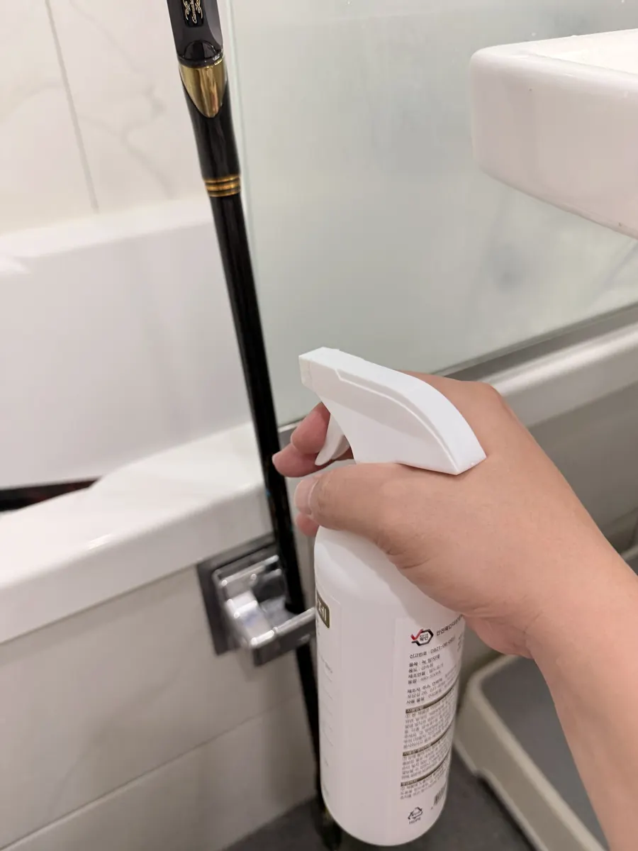 캡을 씌운 낚싯대를 거꾸로 세우고 염분 중화제를 뿌리는 모습